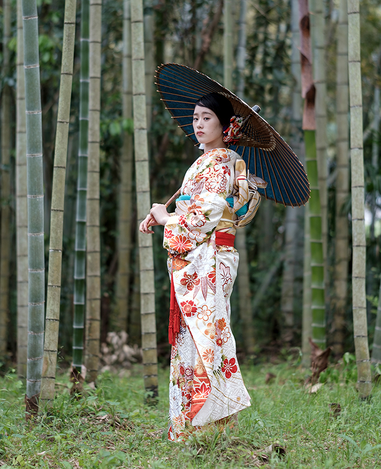 着物姿の女性と竹林